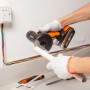 Mini smerigliatrice angolare a batteria Worx WX801.9 in azione mentre taglia un tubo di plastica.