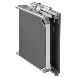 Lettino prendisole t.b.t. grigio piegato in alluminio e tessuto.