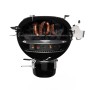 Weber Master-Touch Premium E-5770 barbecue a carbone, Ø 57 cm, nero, con cibo sulla griglia.