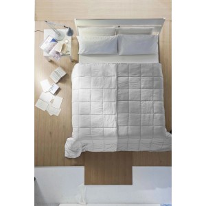 Letto con lenzuola e cuscini bianchi t.b.t., fotografato dall'alto.