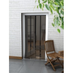 Tenda a lamelle antracite 95x220 cm come zanzariera davanti a una porta del patio.