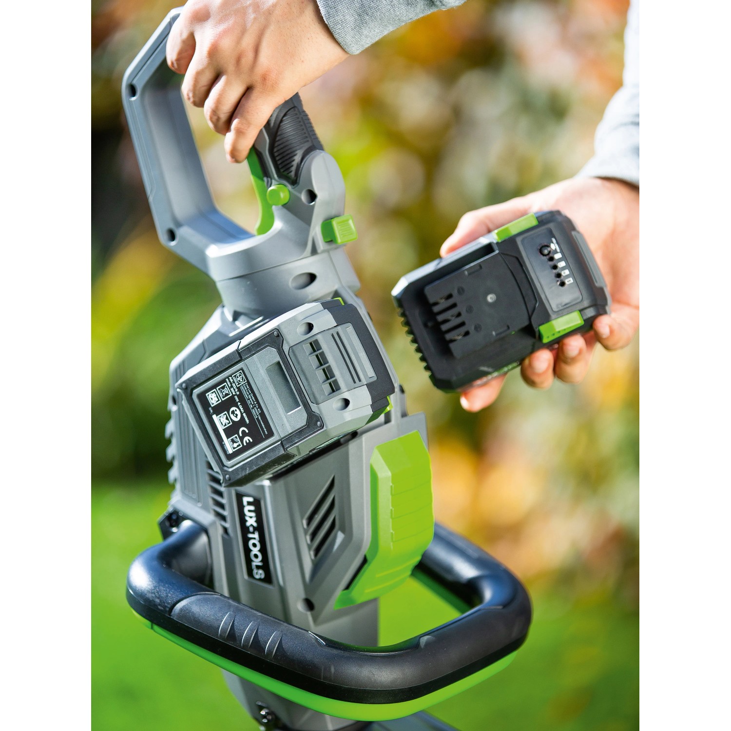 Tagliasiepi a batteria LUX A-HS-2x20/61 con batteria inserita. Tagliasiepi di LUX-Tools.