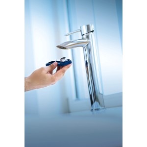 Chiave per rompigetto LUX Comfort davanti a un rubinetto, per installare o rimuovere il rompigetto.