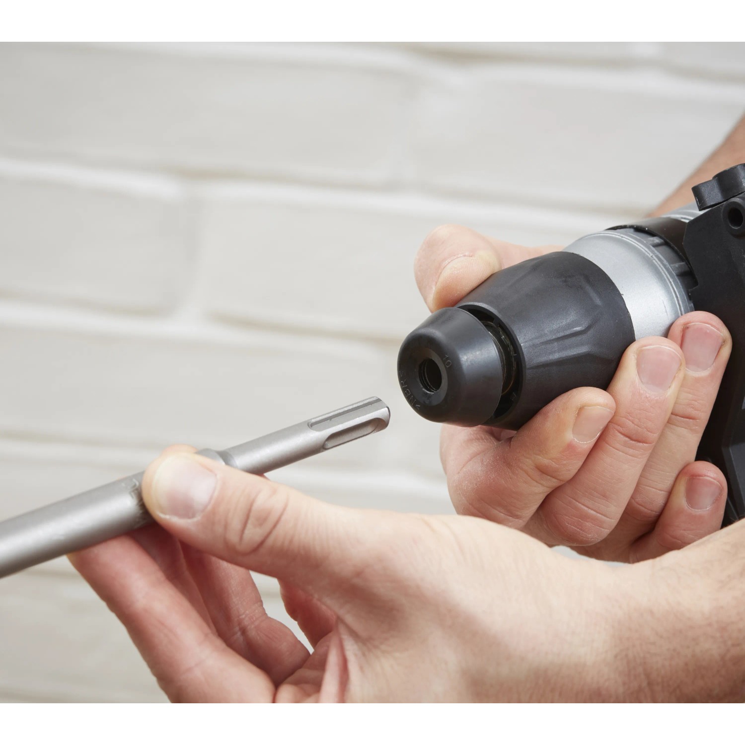 Dettaglio del martello perforatore Black+Decker BEHS03K con punta SDS.