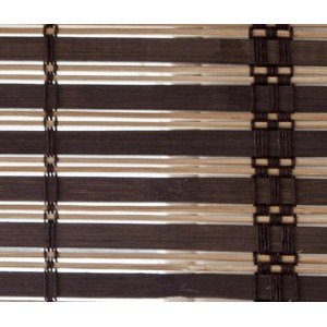 Dettaglio di una tenda a rullo o pacchetto t.b.t. marrone in bambù.