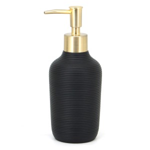 Dispenser sapone nero con texture a coste e erogatore dorato.