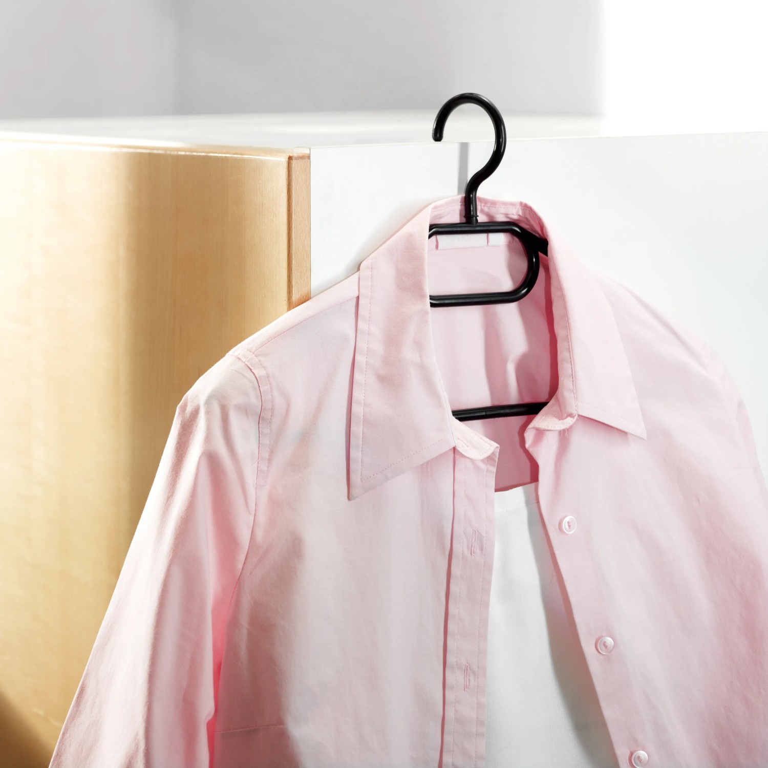 Grucce Appendini per abiti SHOP ONLINE. Gruccia in plastica nera per abbigliamento