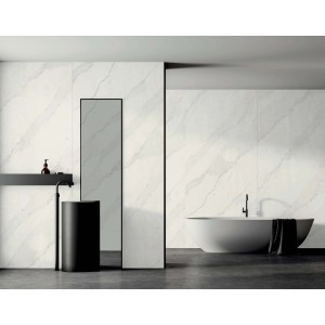 Bagno moderno con piastrelle viniliche t.b.t. bianche effetto marmo su pareti e pavimento.