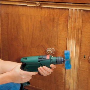 Utilizzo della spazzola a ventaglio LUX da 100 mm per pulire un armadio in legno con una levigatrice.