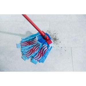 Ricambio Vileda Supermocio con testa blu in microfibra e zona abrasiva rossa.