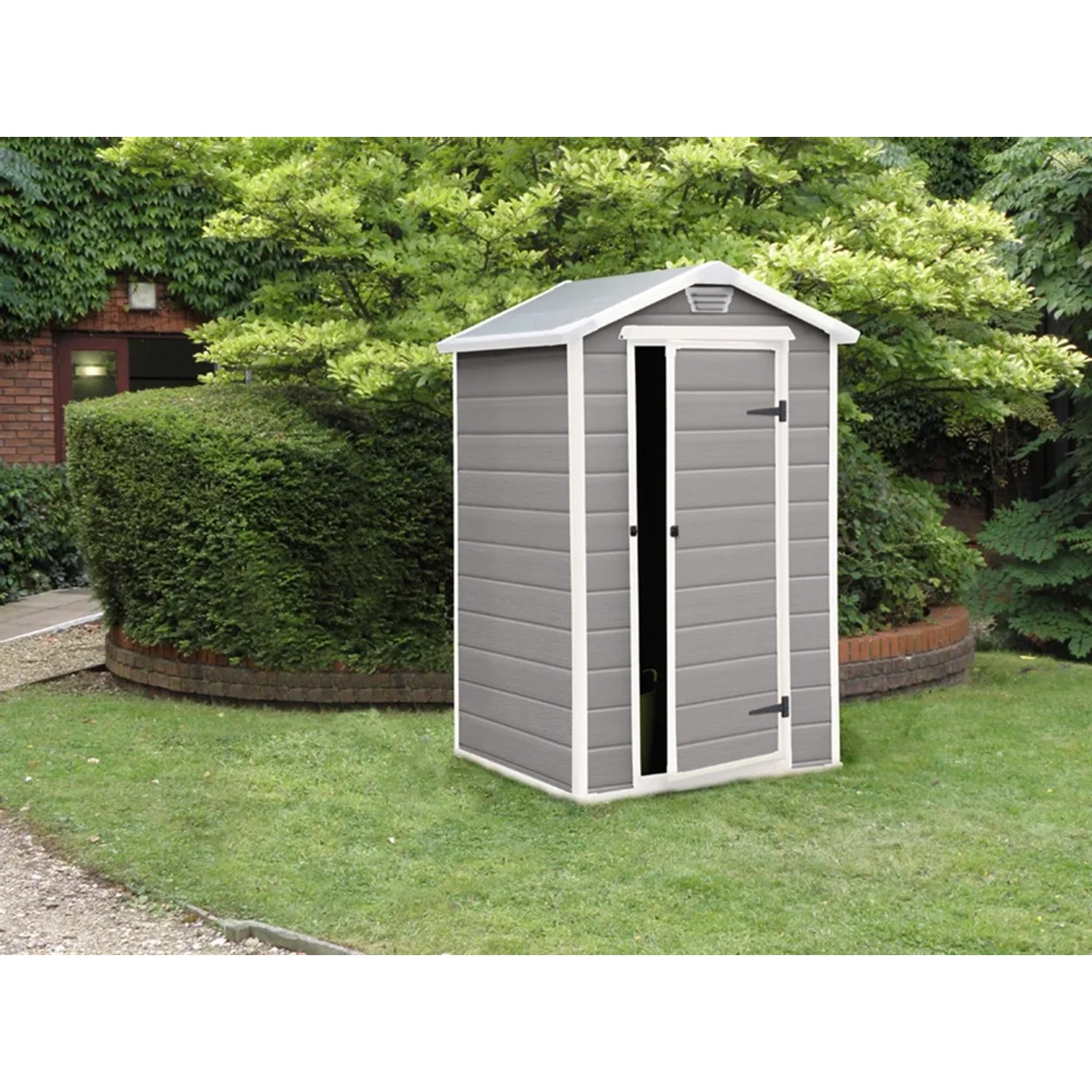 Casetta da giardino in plastica Keter Manor 4x3 grigio-bianca con porta aperta.