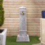 Fontana da giardino grigia con rubinetto in ottone per uso esterno.