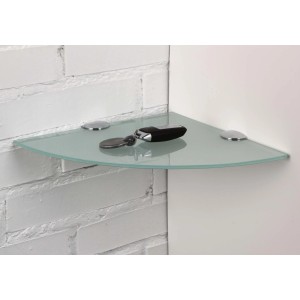 Mensola angolare in vetro con chiavi su muro di mattoni bianchi. Scaffale per bagno o soggiorno.