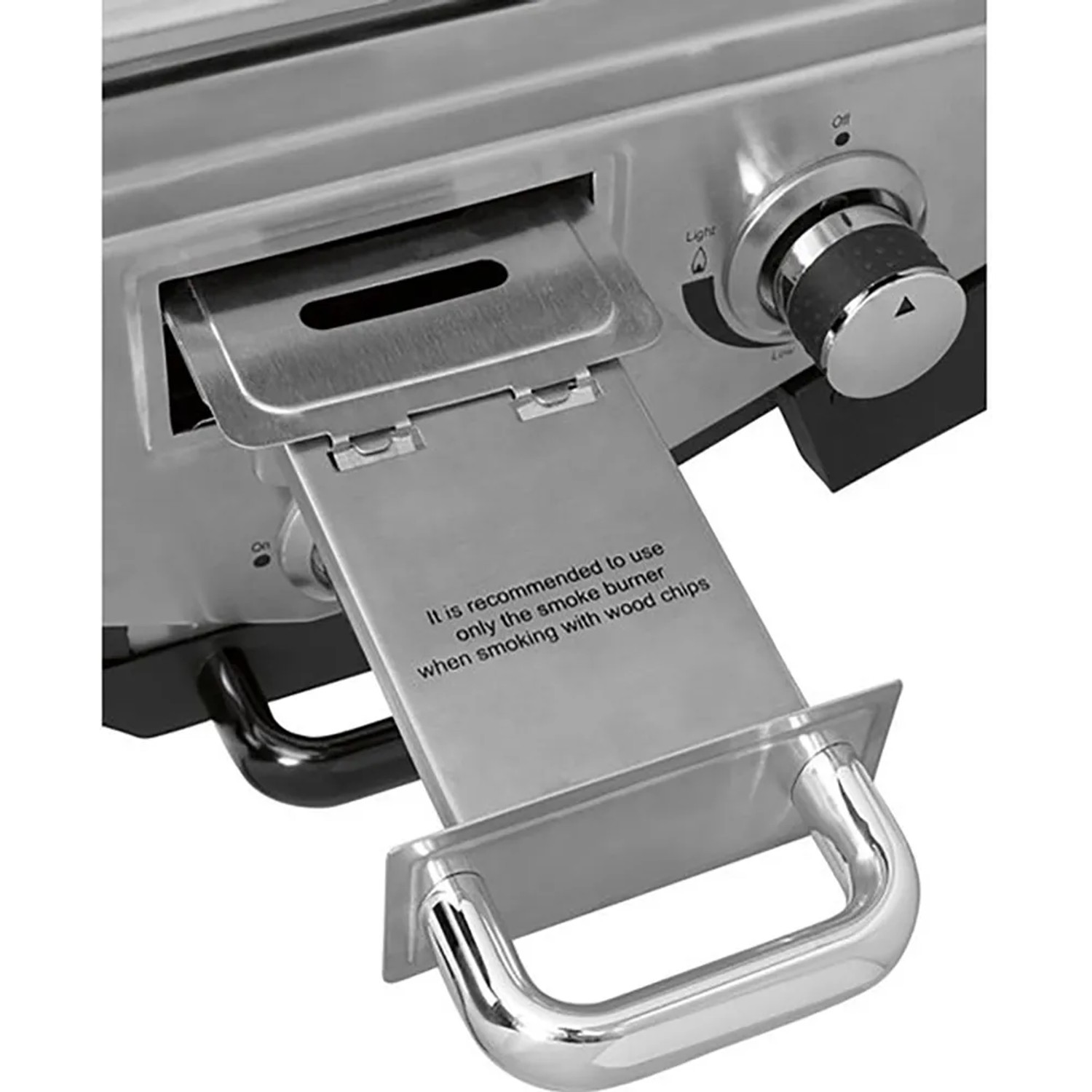 Dettaglio barbecue a gas: cassetto per trucioli affumicanti con nota sull'uso del bruciatore per affumicatura.