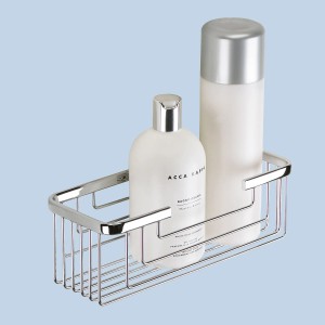 Cesto da parete cromato con due prodotti da bagno come accessorio per bagno e contenimento.