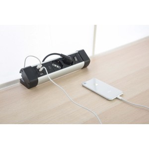 Multipresa t.b.t. con prese, porte USB e smartphone collegato.