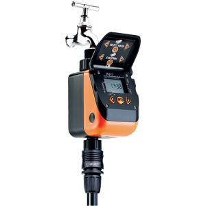 Centralina per irrigazione Claber collegata al rubinetto, per irrigazione automatica del giardino.