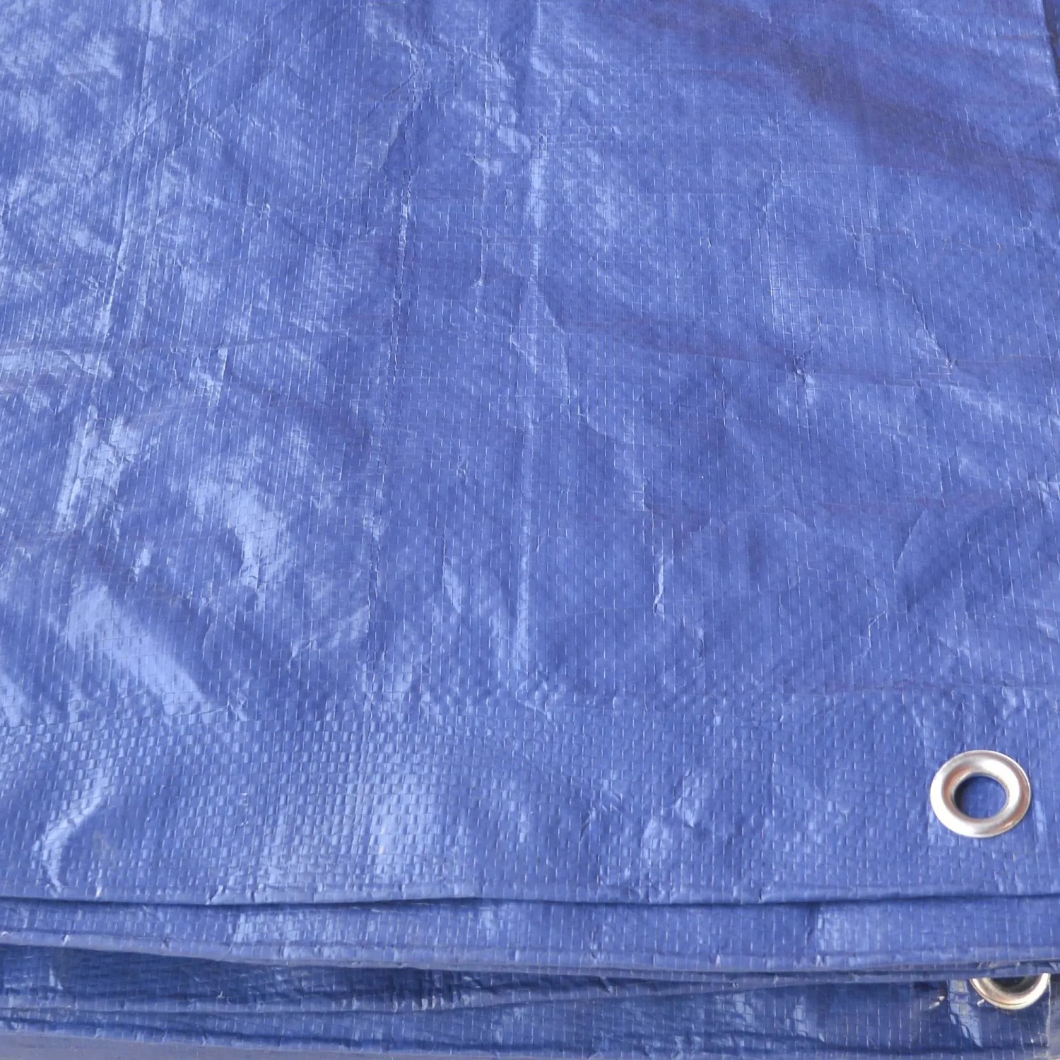 Telone di copertura blu con occhiello, ideale per coprire e proteggere all'aperto.