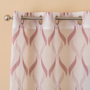 Tenda in tessuto bianca decorativa con motivo bordeaux e occhielli in metallo.