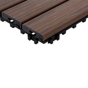 Primo piano di piastrelle per esterni t.b.t. effetto legno.