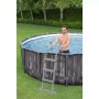 Piscina fuori terra t.b.t. con scaletta in giardino.