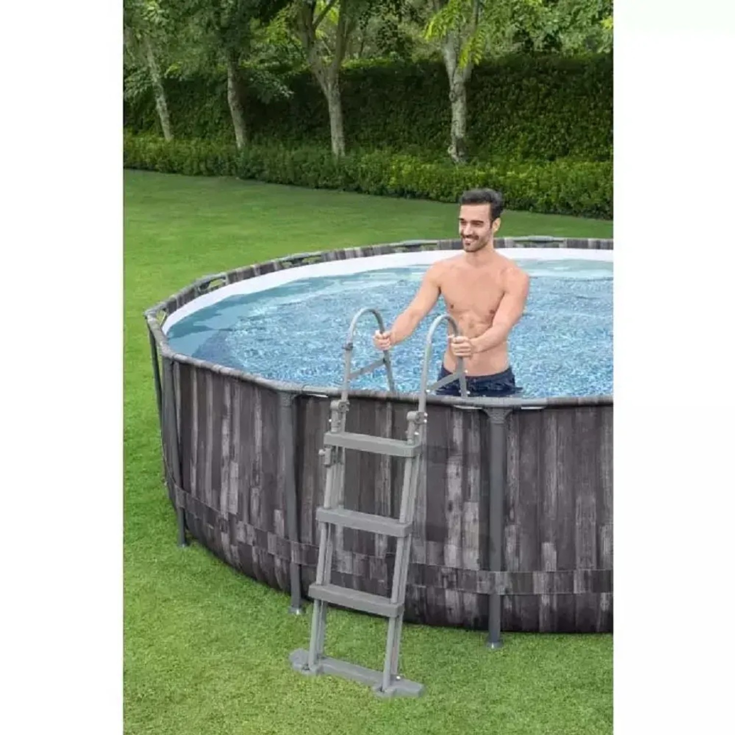 Piscina fuori terra t.b.t. con scaletta in giardino.