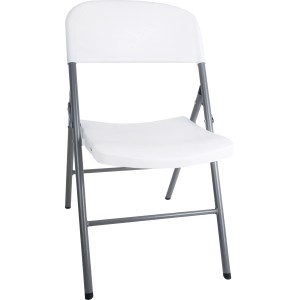 Sedia pieghevole bianca con struttura in metallo grigio.