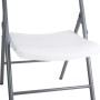 Sedia pieghevole bianca con struttura in metallo grigio.