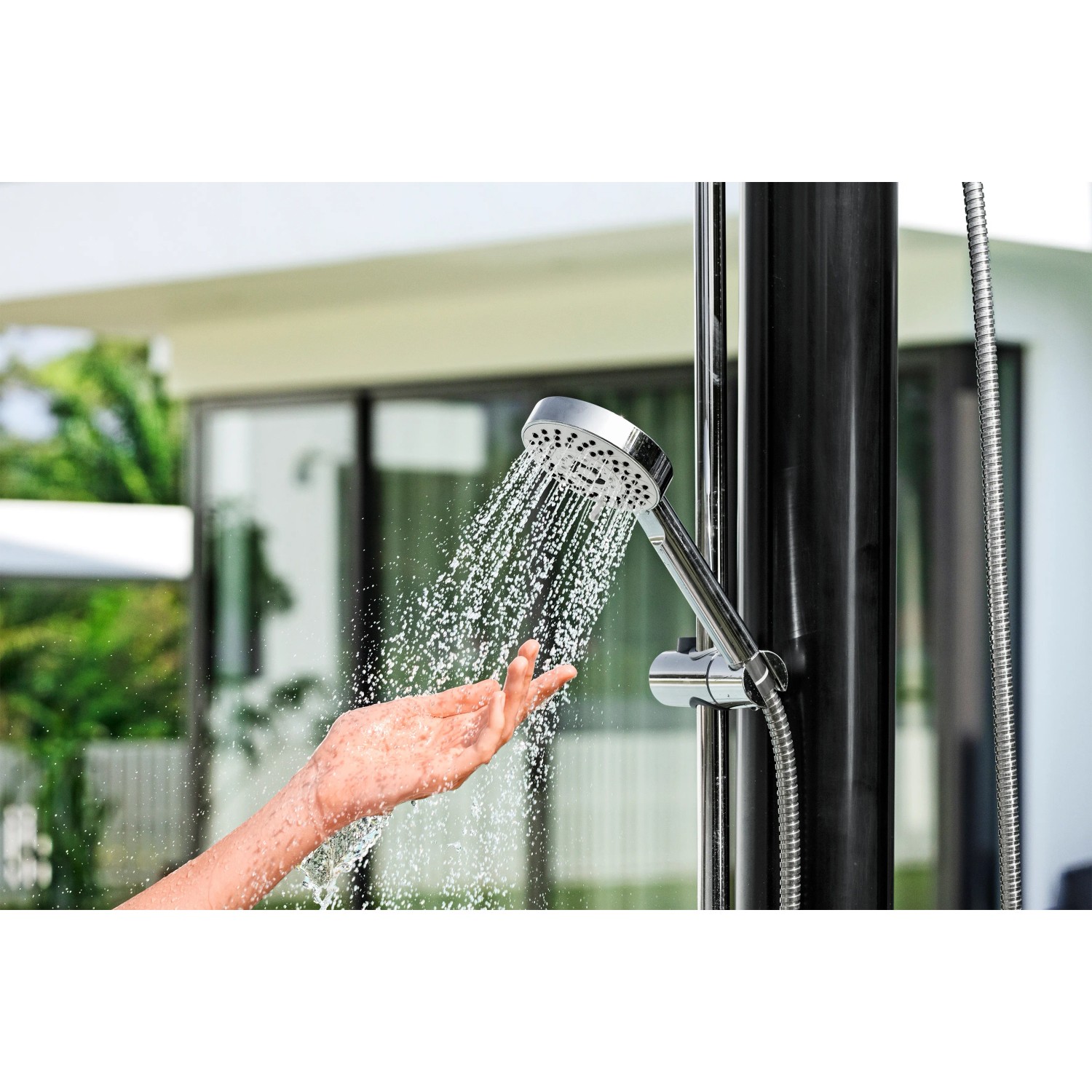 Doccia da giardino Bestway Solarflow 20 l con mano sotto l'acqua corrente. Doccia solare da esterno.