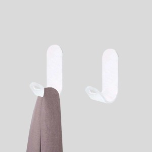 Due appendiabiti t.b.t. bianchi, uno con un panno, su sfondo grigio.