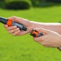 Connettore per tubo Gardena collegato a un tubo da giardino.