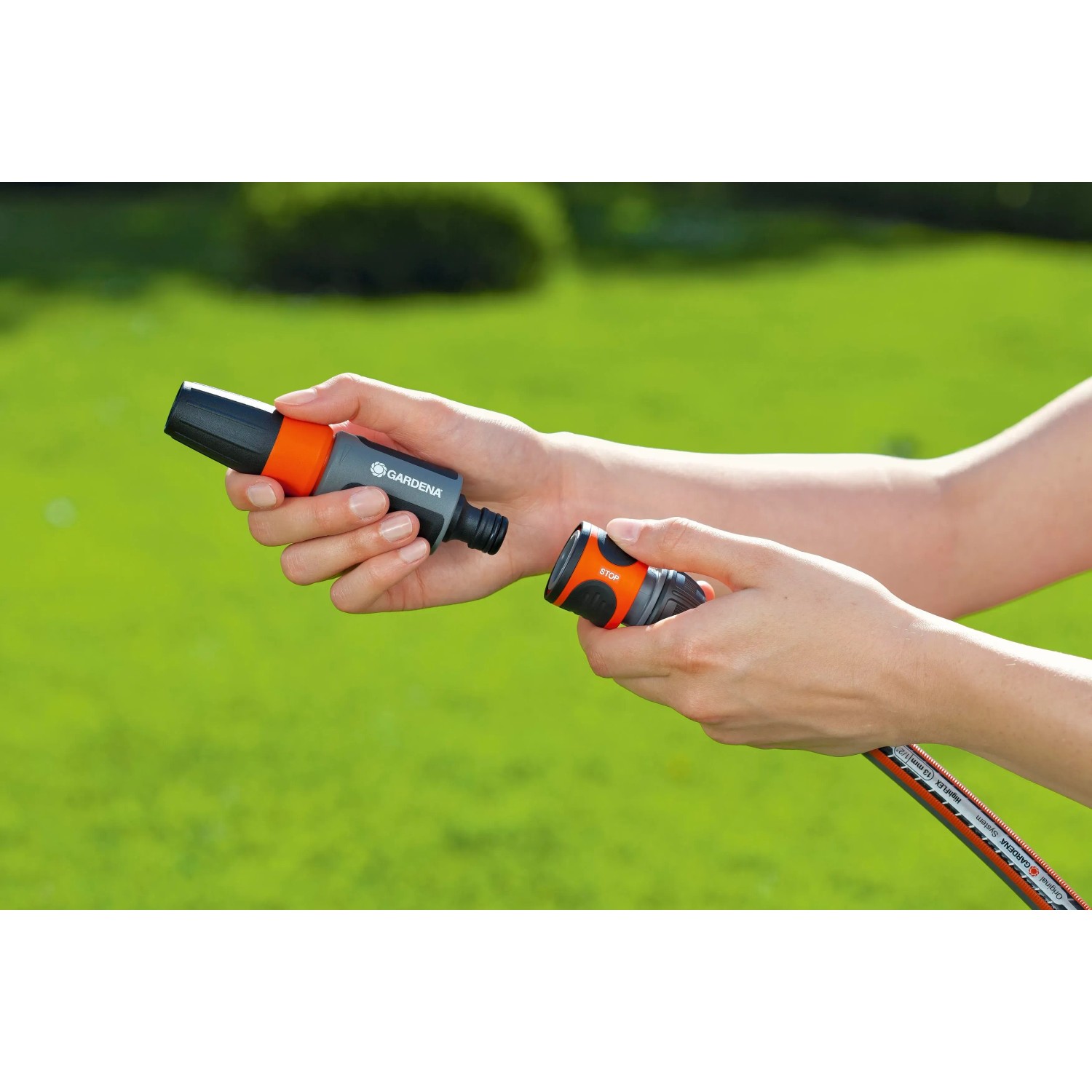 Connettore per tubo Gardena collegato a un tubo da giardino.