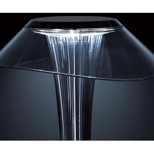 Moderna luce notturna t.b.t. con paralume trasparente e luce brillante.