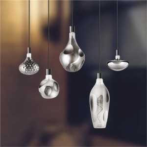 Diverse lampadine LED E27 t.b.t. argentate, sospese.