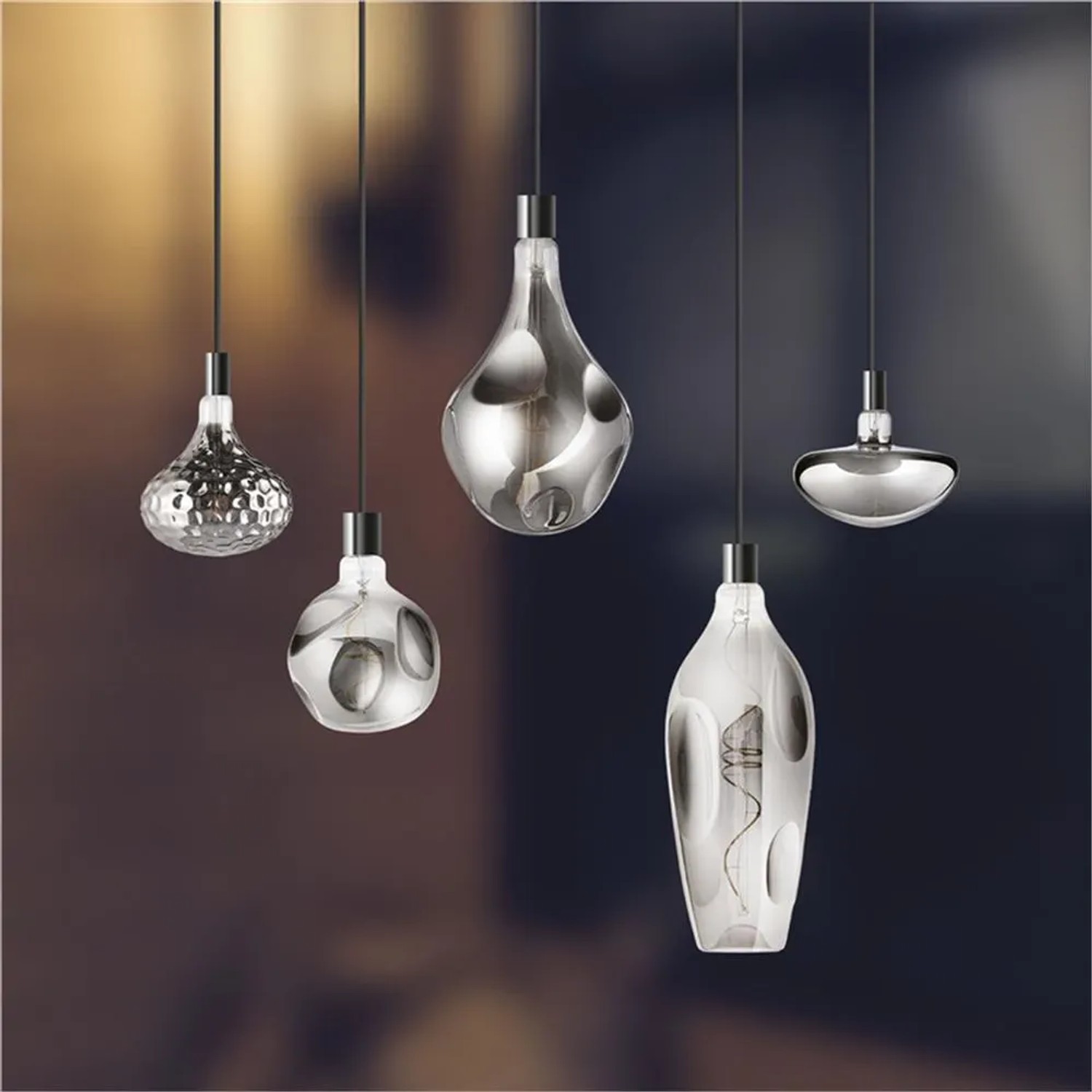 Diverse lampadine LED E27 t.b.t. argentate, sospese.