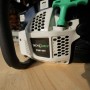 Primo piano di una motosega Teckgard TGM 400 con manico nero e avviamento verde.