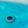 Robot pulitore per piscina Gre cordless grigio 4.000 mAh in piscina. Pulitore per piscine fuori terra.