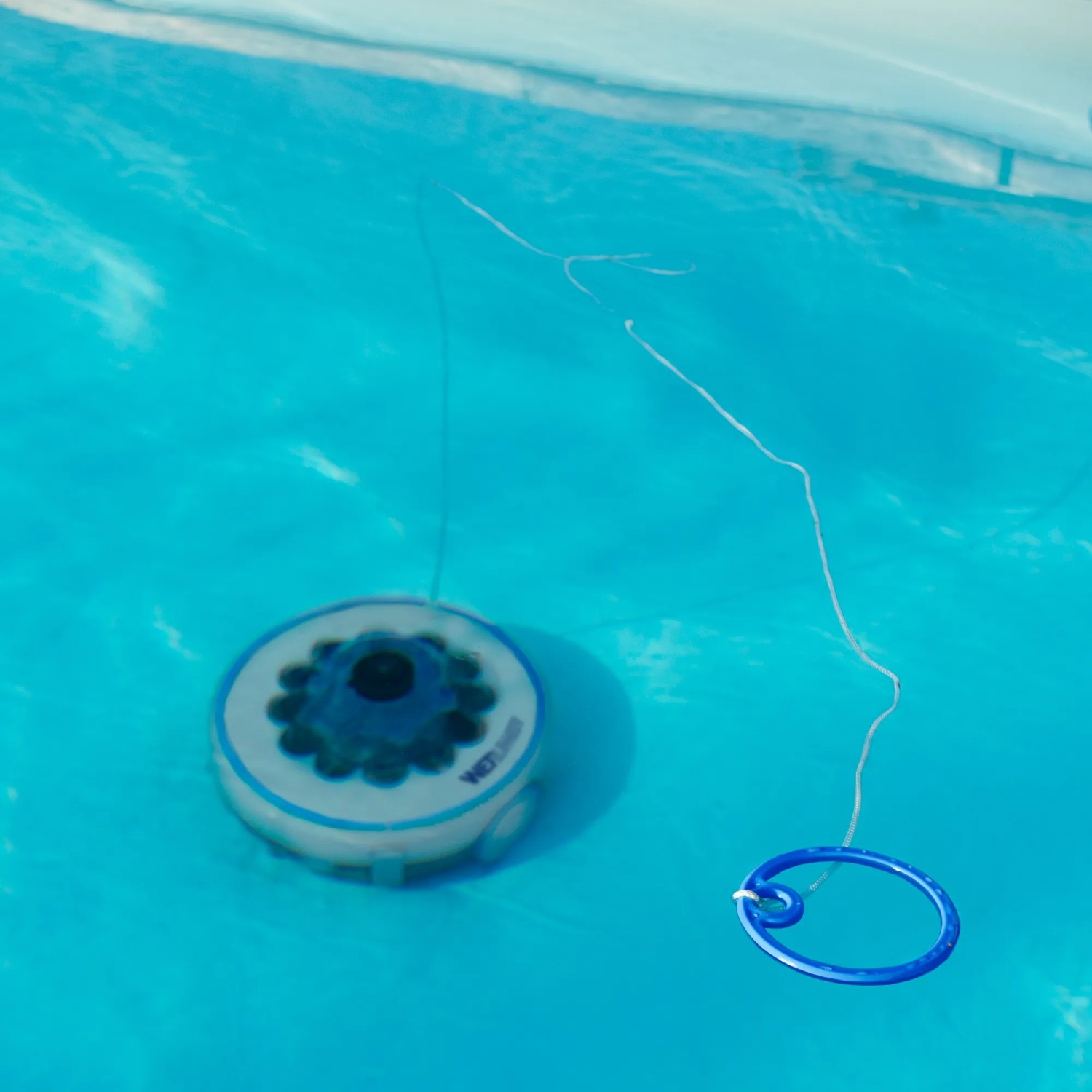 Robot pulitore per piscina Gre cordless grigio 4.000 mAh in piscina. Pulitore per piscine fuori terra.