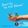 Rubinetto lavabo Grohe: mani che tengono una goccia d'acqua che risparmia fino al 37% di acqua.
