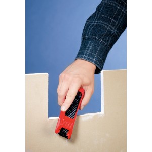 Raspa per legno LUX Block Comfort in uso su cartongesso, telaio in plastica rossa.