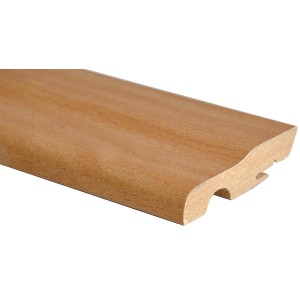 Battiscopa color legno, vista dettagliata del profilo.