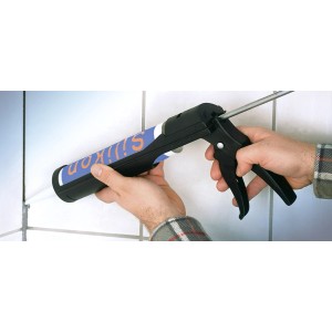 Pistola per cartucce LUX Comfort che applica silicone su piastrelle.