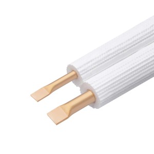 Primo piano di due tubi di rame isolati.