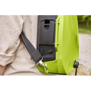 Pompa a pressione t.b.t. verde come zaino con tracolla.