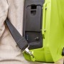 Pompa a pressione t.b.t. verde come zaino con tracolla.