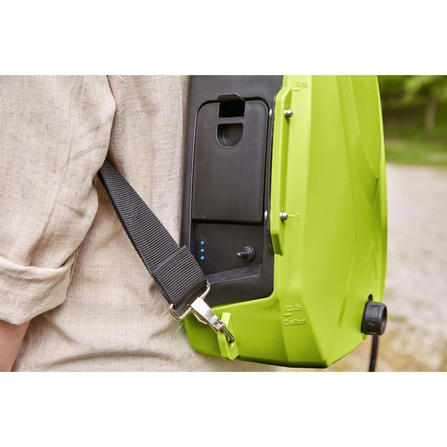 Pompa a pressione t.b.t. verde come zaino con tracolla.