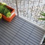 Piastrelle per esterni grigie su un balcone con fioriere.