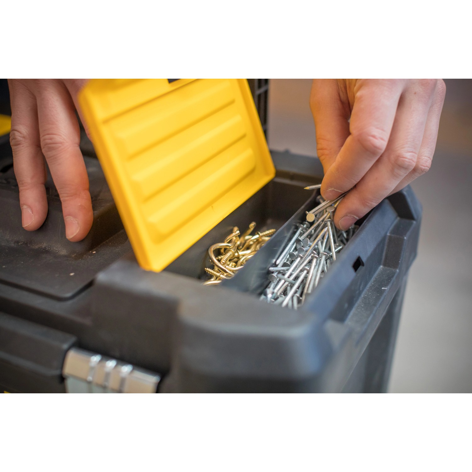 Dettaglio: Stanley Rollende Werkstatt Essential con chiodi e catene nel vano portaoggetti.