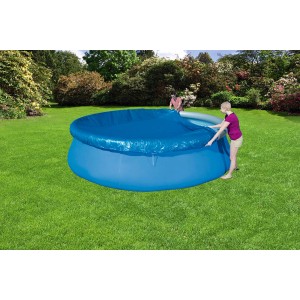 Piscina blu con telo di copertura, due persone che fissano il telo.