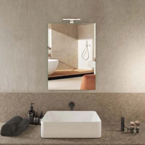 Specchio da parete rettangolare con illuminazione in bagno moderno.